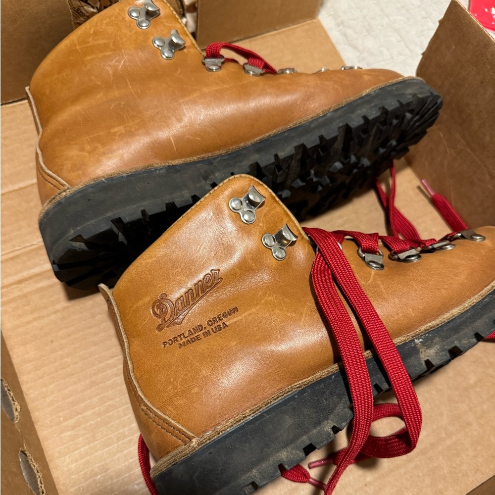 Danner Boots Mountain Light Cascade Clovis Women’s Size 8 Brown Leather in box.